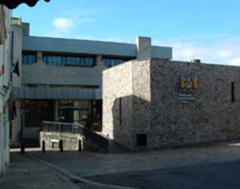 picture of the court or tribunal building