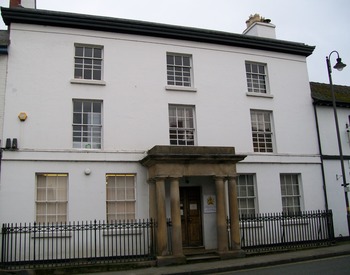 picture of the court or tribunal building